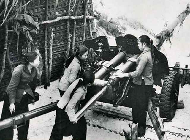 Các nữ pháo binh Ngư Thủy đã bắn trúng, bắn cháy tàu chiến của quân đội Mỹ
