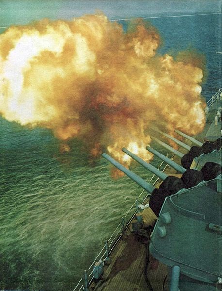 Tuần dương hạm hạng nhẹ Galveston đang pháo kích bờ biển Việt Nam, năm 1965.