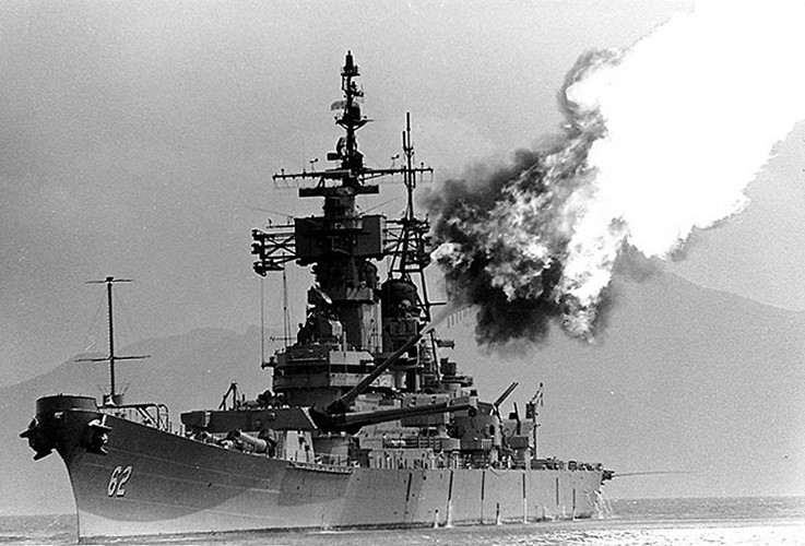 Thiết giáp hạm USS New Jersey của Mĩ đang pháo kích bờ biển Tuy Hòa, năm 1969. (Ảnh tư liệu)