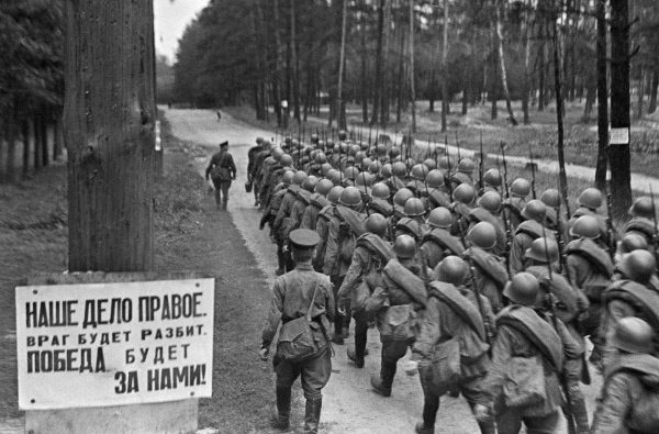 Lính Liên Xô trên đường ra tiền tuyến (ngày 23/6/1941)