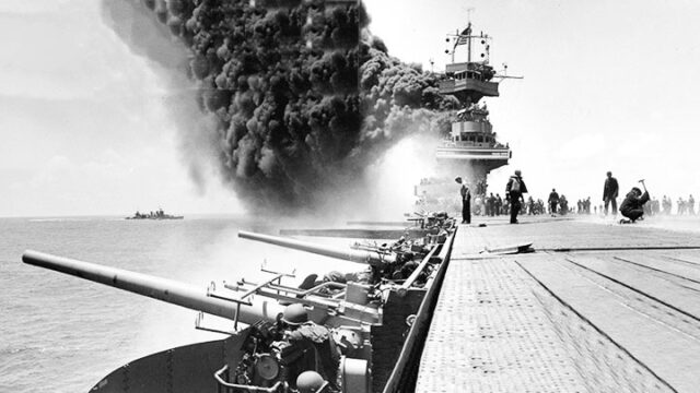 Tàu chiến Mỹ tham chiến trong trận Midway. Ảnh: REUTERS
