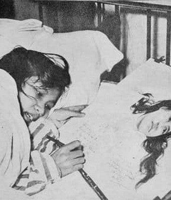 Trần Thị Lý ký tặng vào bức tranh vẽ mình khi trên giường bệnh (Ảnh tư liệu)
