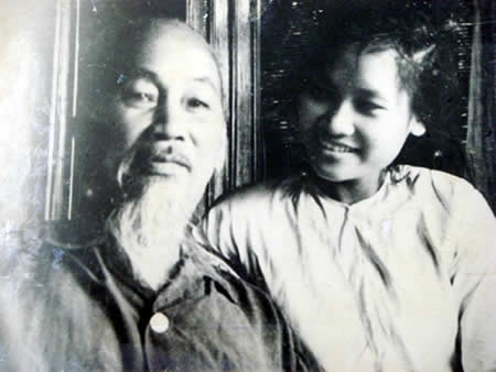 Bác Hồ với chị Trần Thị Lý gần Tết năm 1967 (Ảnh: Công an Nhân dân).