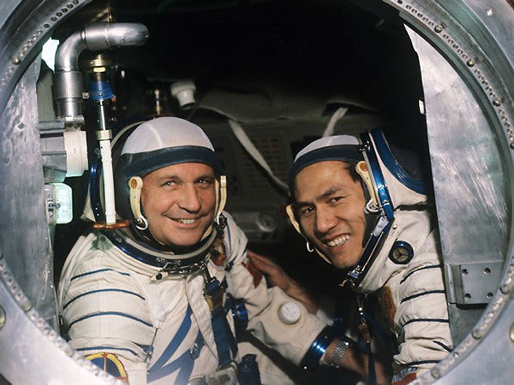Hai nhà du hành vũ trụ Phạm Tuân và Victor Gorbatko (trái) trên chuyến bay vào vũ trụ ngày 23.7.1980