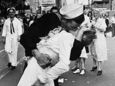 “Nụ hôn” - Bức ảnh mang tính biểu tượng nhất của Thế chiến II
