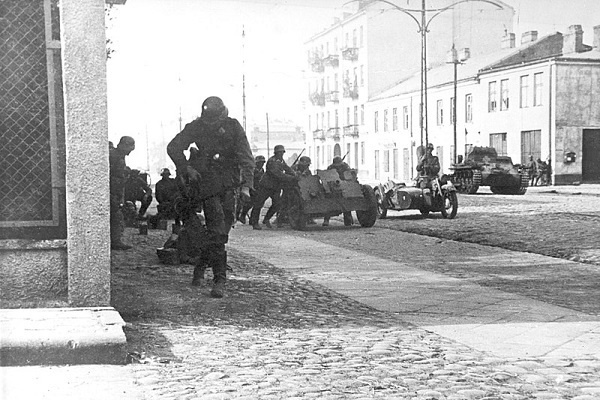 Quân Đức tấn công thủ đô Warsaw, Ba Lan năm 1939.