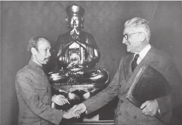 Cái bắt tay của Chủ tịch Hồ Chí Minh và Bộ trưởng thuộc địa Pháp Marius Moutet sau khi ký Tạm ước Việt - Pháp vào ngày 14/9/1946.
