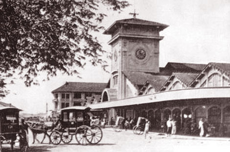 Xe ngựa trước chợ Bến Thành.